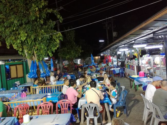 店に掛かっているメニューを見ると、ここはチャウエンWalkingStreetより価格が安いです。でも、日本人の衛生感覚で「ここはチャレンジか？」的な感じがあります。<br />大丈夫な人は大丈夫なのでしょう。欧米人も何人か食べていましたしね。<br />別に貧乏旅行でもないので今回はパスしました。<br /><br />次はトンサイベイへ移動です。<br />なんと、ナンゴンヴィラです！<br />http://i.4travel.jp/travelogue/show/11193966<br />