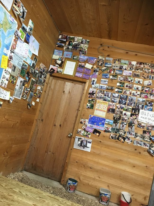 いいなぁ、こうゆう島宿の雰囲気<br />何人の旅人が酒を酌み交わしたんやろ？<br />ご飯食べて、仲良くなって、ゆんたくして、<br />写真見てても、みーんなスマイルで(笑)<br /><br /><br /><br />ほんま島旅ってサイコー！！！<br />この場所にいる自分も好き(笑)<br /><br />