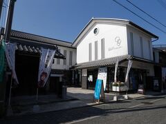 これが無ければ滋賀県には来ていなかった。
この旅の一番の目的、長浜アートセンターに到着！

ALFEEの坂崎さんの旗がめっちゃ立ってて、星空のディスタンスとかメリーアンがガンガン流れててここだけ異常な雰囲気（笑）
町おこしに一役も二役もかっていますよ、坂崎さん。
