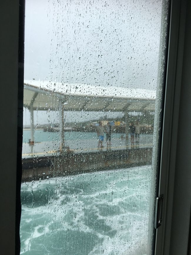 2便で石垣に戻ります<br /><br />離島でよく見るお別れのシーン<br />島を離れる人を残った人が見送る<br />乗船前に握手したり、ハグしたり<br />写真撮ったり、涙顔の人もいたり<br />出航してからもお互い見えなくなるまで<br />ずーっと、ずーっと手を振って<br /><br />「また、どっかで逢えたらええなぁ！」<br />って話ししながら<br />Yちゃん(姐さんって呼んでました)<br />とここでバイバイ<br /><br />雨の中、半袖じゃ寒くなってきて<br />上着羽織ってまでやってた濃いーゆんたく<br />すっごく楽しかったよー。<br /><br />オーナーも「また、帰っておいで！」<br />「また飲もう！」って<br /><br /><br /><br />ステキな出逢いに感謝です<br />ありがとうございました<br /><br /><br />