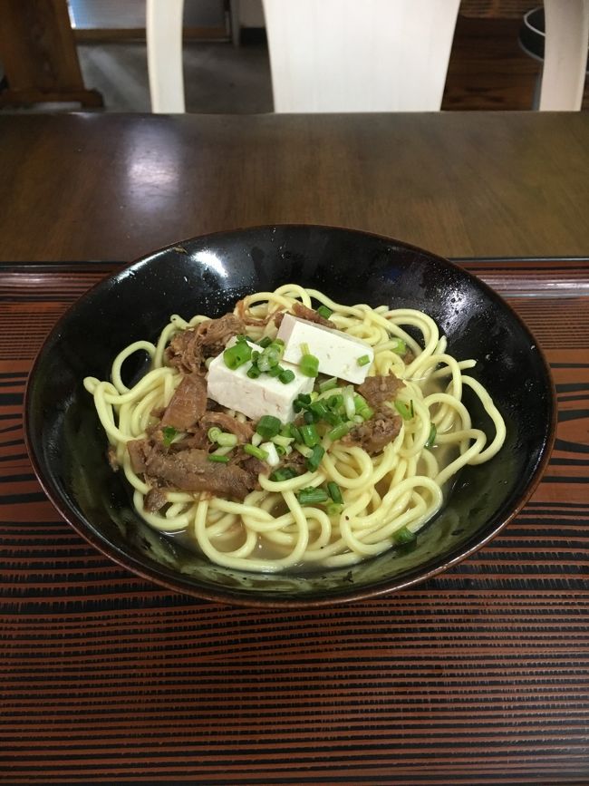 で、トニーそば注文<br />味は普通に美味しかった<br /><br />でも本命(笑)のおっちゃんが、いてない<br />おばぁに聞くと<br />「夕方の5:00から12:00まで」らしい<br />仕方ないなっ、また夜に来よっか<br /><br /><br />って、どんだけおっちゃん好きやねん(笑)<br />