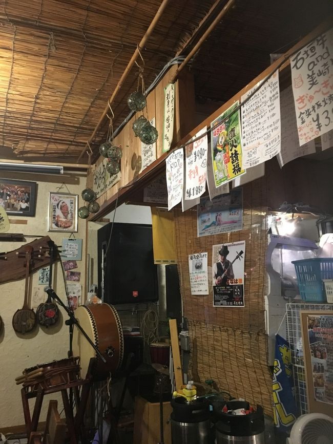 島料理が味わえて三線ライブもあり<br />むっちや楽しめる「うさぎや」さん<br />値段もリーズナブルで、お酒の種類も豊富<br />(これ重要ー)<br />石垣に帰るたび毎回来てる大好きな店<br /><br /><br /><br />さぁーー今日も盛り上がるで～～～＼(^^)／<br />