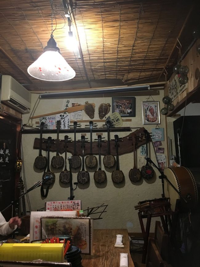 1部19:00～ <br />2部21:00～<br /><br />1部の開始前に入店<br />ステージ前にあるノリのいい人が集まる<br />「魔法のテーブル」席をゲット<br />相席なんですが、そんなこと気にする人も<br />いなくって自己紹介してすぐに意気投合<br />「出会いにありっ、乾杯！」です<br /><br />リクエストして「童神」を<br />唄ってもらいました<br />三線の音色と歌声に、みんな聴き入って<br />中にはウルウルしてる人もいて…<br /><br />1部が終われば帰るつもりだったんですが<br />「魔法のテーブル」メンバーは話しが弾み<br />また酒も進み結局ラストまで…<br /><br />最後はまたリクエストして<br />かりゆし58の「アンマー」を<br />みんなで大合唱♪♪♪<br /><br /><br />大好きな八重山で三線聴いて<br />カチャーシー踊って、食べて  <br />呑んで、いろんな話しして<br /><br /><br /><br />病が、だんだん悪化しています<br /><br /><br /><br />