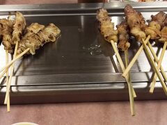 福井で展開する　焼き鳥チェーン店。
長い串に半分だけお肉が刺さっていて
食べる人に優しい串の状態。

とっても美味しい♪