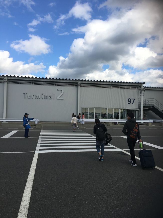 無事関空に到着しました<br />2泊3日の旅も終了です<br />     <br />八重山って行けば行くほど<br />知れば知るほど深みにはまる<br />不思議な場所ですね<br />娘と3回、1人旅で4回<br />通算7回目の「島旅」なんですが<br />何回帰っても飽きないし<br />すぐにまた帰りたくなる<br /><br />来年の5月に初孫が満1歳になります<br />誕プレとして密かに「島旅」を計画中<br />じぃじの大好きな八重山に孫と一緒って<br />もう考えるだけでワクワク<br />1歳児用の「かりゆしウェア&amp;島ぞうり」も<br />今回購入しました<br /><br /><br />「最後に…。」<br /><br />今回天気には恵まれなかったけど<br />人には恵まれた、いい旅になりました<br /><br />出逢ったすべての人にありがとう<br />楽しかった時間をありがとう<br /><br /><br /><br /><br />八重山ありがとう!!<br /><br /><br /><br /><br />～島旅～2016(完)<br /><br /><br /><br /><br />