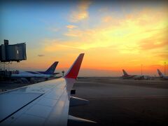 バンコク・スワンナブーム国際空港に到着です。
夕日が茜色に染まってました。