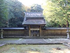 神門と本殿
ご祭神は、海幸山幸の神話で名高い彦火火出見尊（ひこほほでみのみこと）。

