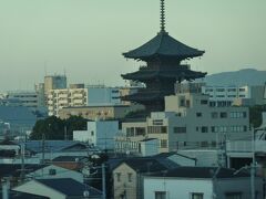 京都駅に到着前にあの有名な東寺が右手に見えます。