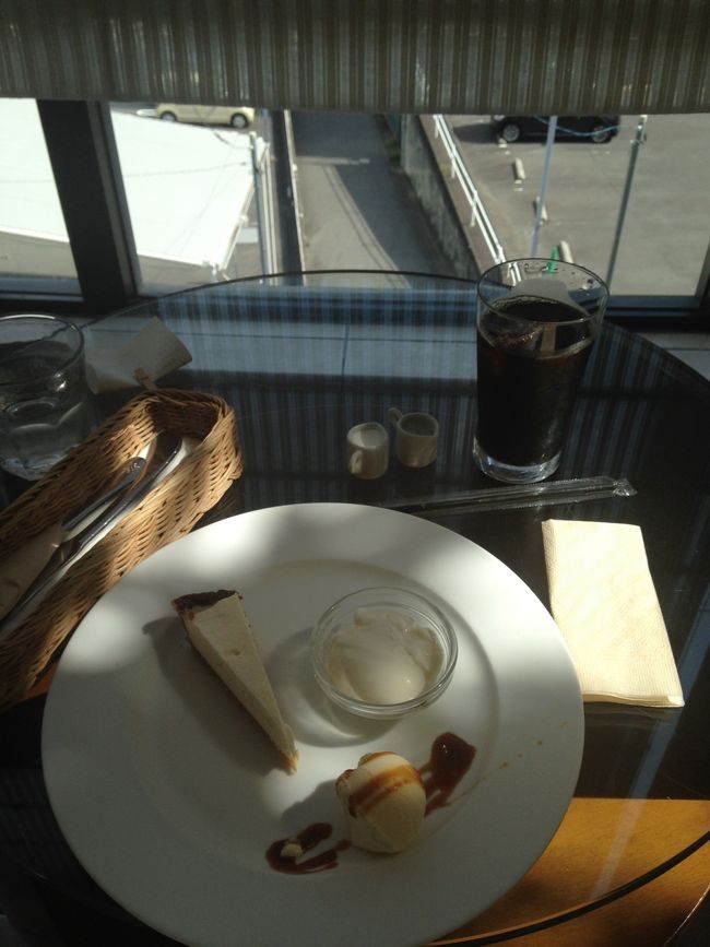 デザート盛り合わせが昔より少なくなったかな？それでもここのケーキ類は美味しいな。テイクアウトができないの(^^;;選ぶドリンクに、ワイン有りもポイント高し。