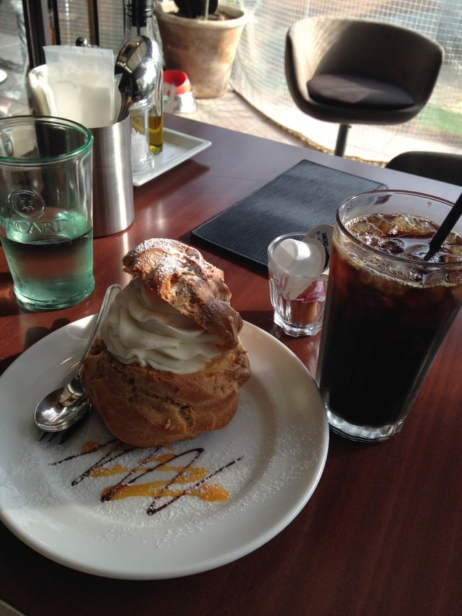 料理が美味しかったのでスイーツも追加(^^;;<br />このシュークリーム、めちゃくちゃ美味い！！コーヒーもナイスで私の中ではポイント高し(^o^)/テラスはペットOK