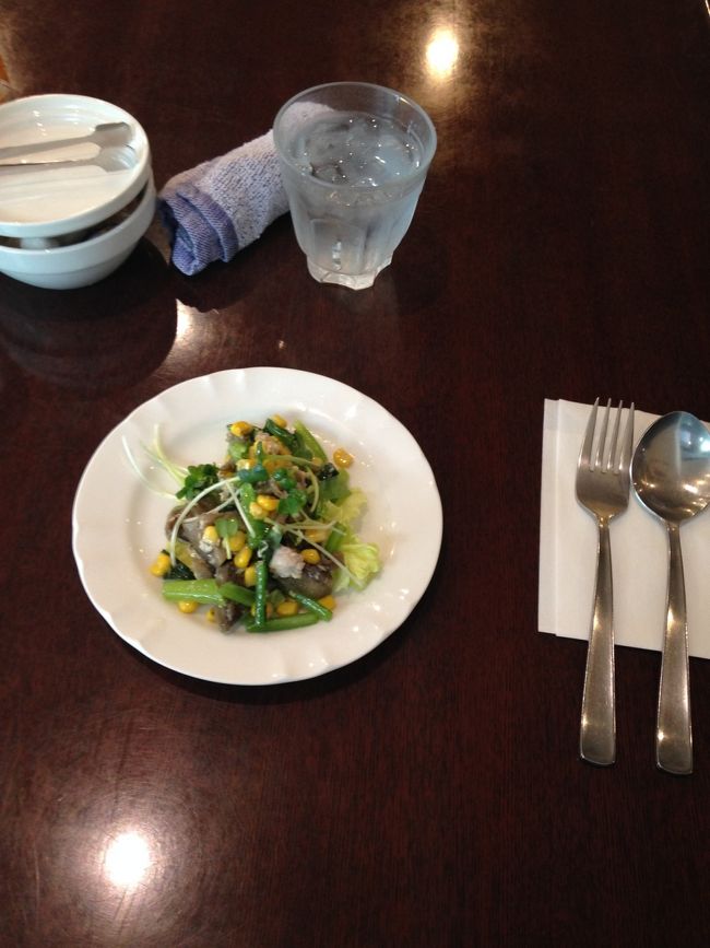 スープランチでまずサラダ。