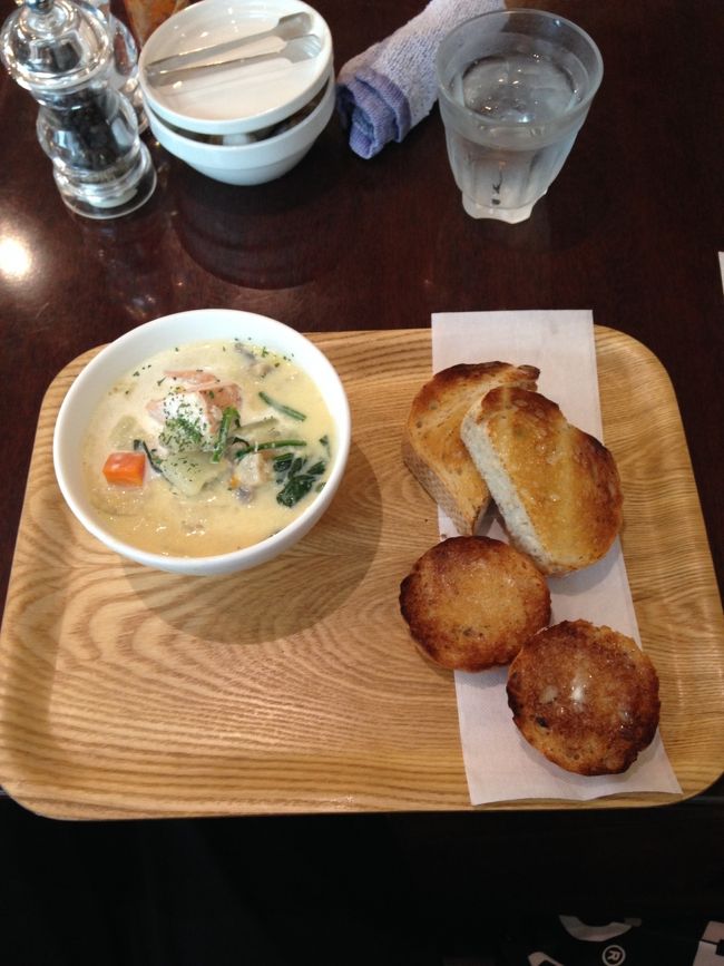 この日はクラムチャウダーかな？パンもホームメイド。