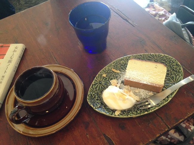 追加でコーヒーとゴルゴンゾーラのケーキをたのみました。コーヒーもかなり美味しい！ビックリです。外でコーヒーのんでウチで入れるより気に入るものになかなか出会わないから。