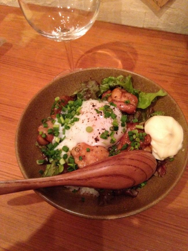 しめは、とりの照り焼き丼。満足じゃー( ^ω^ )夜はお酒を飲む店ですが、お一人様でも入りやすいし、店員さんの男の子接客対応が最高に良い。カウンターの放浪旅アルバム、楽しいよ。
