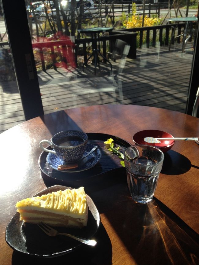 マロンケーキとコーヒーを、頂きました。美味しい～(^^)アップルケーキも最高だよ。