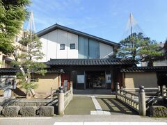 前田土佐守家資料館
　　入館料　３００円也

資料館はまだ新しく近代的な建物です