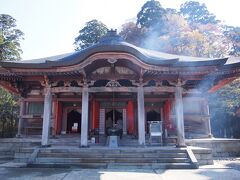 そして大山寺の御本堂へ。

まだ午前中の空気と光の中、とても神聖な雰囲気でした。

