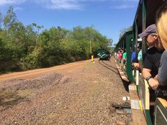 アルゼンチン側のイグアスの滝を見るには
トロッコ電車で滝の近くまで行き
そこから滝まで歩きます。