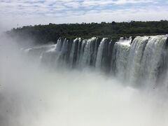 滝の麓まで来ました。
凄い迫力です。