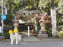 このあたり、緑が丘駅は目黒線奥沢駅にも近く、三方向を東急に囲まれてる地域。写真は奥沢神社。道を左に曲がるとすぐ奥沢駅。