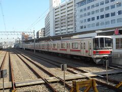 目黒線奥沢駅。小ぶりの車庫がある。