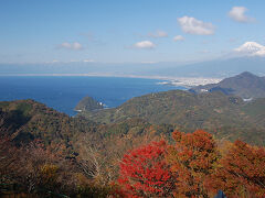 葛城山の山頂に到着。富士山と紅葉と駿河湾。