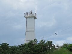 石垣島西部にある「観音崎灯台」が、見えてきました～・・
駐車場に車を停めて、歩いてみます・・