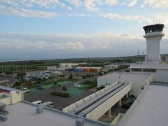 午後５時 早めにレンタカーを返却し、新石垣空港４階展望デッキに行ってみました。