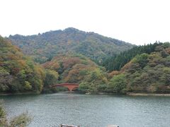 人工のダム、碓氷湖はまわりを山に囲まれて静かな湖で、湖畔には公園があり、車で入れるので、観光バスなども入り、ここで昼食をとったりしていました。