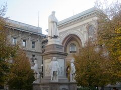 美術館からスカラ広場にやってきました。何年振りかでレオナルドの像を見かけました。