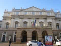 スカラ座です。もともとこの場所にあったサンタ・マリア・スカラ教会を取り壊してこのオペラ座を建てたので、スカラ座という名になっています。
1778年にピエルマリーニの設計のネオクラシック様式の建物です