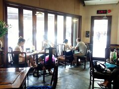 観光3日目。午前中はドゥンラム村へ行ってました。市内に戻ってきてランチは「リトルハノイ」。