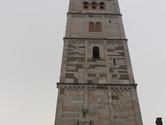 大聖堂の隣にあるギルランディーナの塔。

本当は登りたかった。
しかし、荷物を背負っているので泣く泣く却下。
本当は登りたかった。