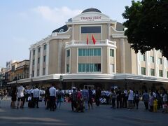 チャンティエン通りとハンバイ通りの交差点角にある高級ショッピングセンターのチャンティエンプラザ。