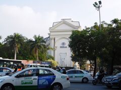 買い物をして荷物が増えたので、一旦ホテルに戻ることに。
すぐそこなのに、道を渡れない。