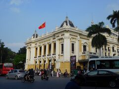 ホテルの近くにある美しく装飾された建物のオペラハウス。