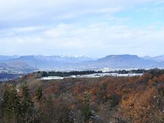 三峰山（1,123m）の右が大戸屋山（941m）。その隣は迦葉山（1,322m）。