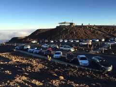 サンセットを観る人たちで山頂の駐車場がいっぱいになってきました。