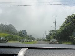 モアナルアを後にして、Pali Highwayでカイルアへ向かいました。

ヌアヌ・パリ辺りですが、この辺りはいつも天気が悪いですね。
結構雨が降っていました。