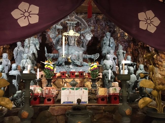 洞窟内の弁天様です（水の神）。