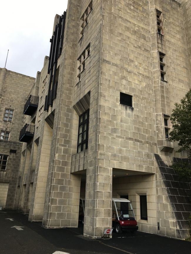 翌日のスポーツ（ゴルフ）は一転して雨です。朝日ＧＣ白浜コースにお邪魔しました。中世の古城のようなクラブハウス（バブリーです）からスタート。スタート時は小雨だったのですが２ホール目から大雨。途中からはグリーンに水が浮きハーフで断念しました。折角遠方まで出かけてきたのに残念です。ちまみにパンツまでにびしょ濡れです。昼にレストランに入れない位の濡れ方でした。