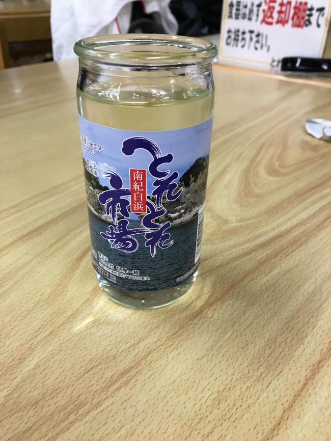 帰りの飛行機の時間まで再度トレトレ市場で海鮮三昧。お燗はレンジでセルフです。