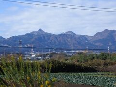 右から浅間山（水沢山）、ニツ岳、相馬山。そして微かに榛名富士。