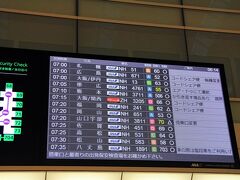 ～1日目～
木場駅の始発電車に乗り、羽田空港には搭乗の1時間前に到着。
7時15分発の大阪／関西行き、NH93便は66番ゲートで定刻通りでした。