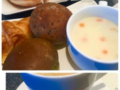 お昼過ぎの羽田空港
ANA SUITE LOUNGEでは、クリスピー・クリーム・ドーナツの
『オリジナル・グレーズド・ドーナツ』が提供されます。
スープとパンとともにお昼代わりにいただきます