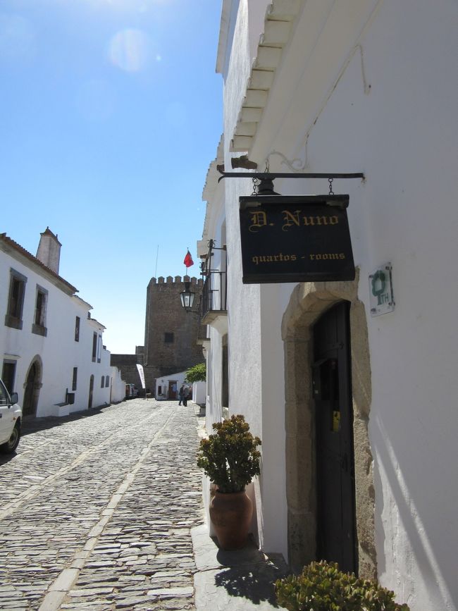 実はヴィラ・ヴィソーザからバスに乗り、エヴォラで1泊する予定でした。しかし、モンサラーシュには泊まってみたい気になる宿が二つもあるじゃないですか！しばらくどちらか決めかねていましたが…<br />んーー、<br />じゃ両方泊まっちゃえ！！<br />と強引にモンサラーシュに２泊することに決定♪何にもない村に２泊は無謀かしら？出発ギリギリまで悩みましたが決行ですっ(｀_´)ゞ