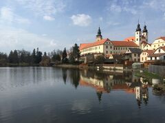 ウリツキー池から手前のお城と教会を眺めます。
公園を挟んで町には2つの池があります。