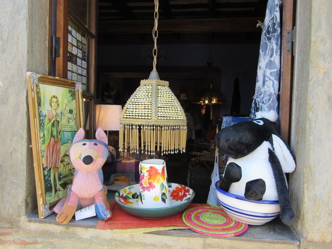 可愛いお土産屋さんをぶらぶら。