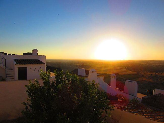 陽が傾き始めました。夕日を眺めつつ、レストランを探します。