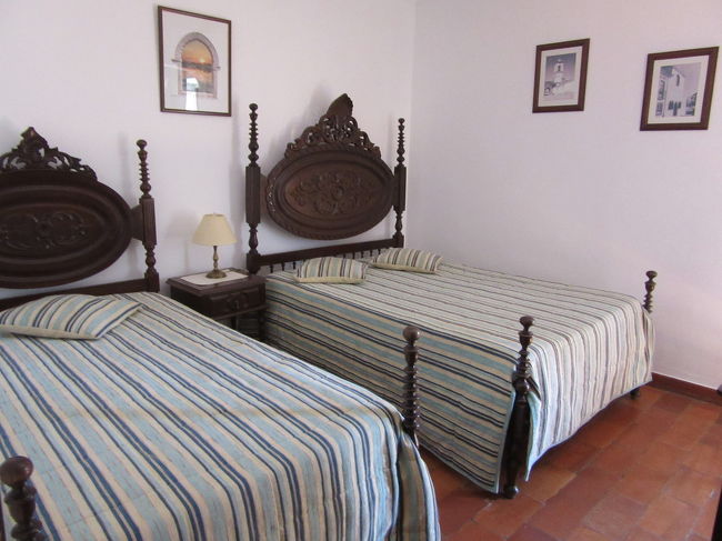 モンサラーシュ２日目の宿は<br />「Casa Dona Antonia-Turismo Rural」<br />ダブルルーム49ユーロ、朝食付き。(クレジットカード不可)<br />オーナーが親日家で、BSのテレビに出ていて気になっていた宿でした。チェクインが12時からなので早速移動。<br />ここはベランダなし。